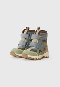 Półwysokie buty outdoorowe z mieszanką zielonych, niebieskich i beżowych materiałów. Rzepy, teksturowane akcenty i wytrzymała podeszwa.