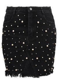 Svart denimkjol med fransad fåll, prydd med växlande silver- och pärlliknande nitar, med en figurnära design och framfickor.