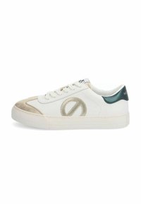 Sneaker bianca in pelle con punta in suede beige, dettaglio logo in metallo dorato, linguetta sul tallone blu navy e suola in gomma bianca. Design con lacci.