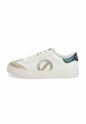 Witte leren sneaker met beige suède neuuskap, metallic gouden logo-detail, marineblauwe hieltab en witte rubberen zool. Vetersluiting ontwerp.
