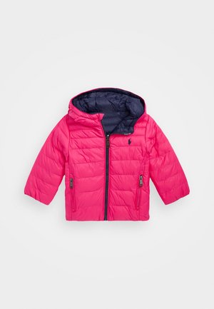 Chaqueta acolchada rosa para niño pequeño con capucha, forro interior azul marino, cremallera frontal y bolsillos laterales con cremallera.