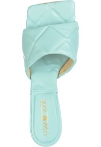 Sandale cu talpă plată din piele turquoise, cu un design capitonat, având o bandă lată și o suprafață netedă; logo auriu pe interiorul tălpii.