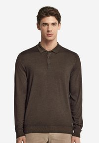 Brązowa koszulka polo z długim rękawem, z kołnierzykiem i plakatą z trzema guzikami. Miękka, gładka faktura z prążkowanymi mankietami i dołem.