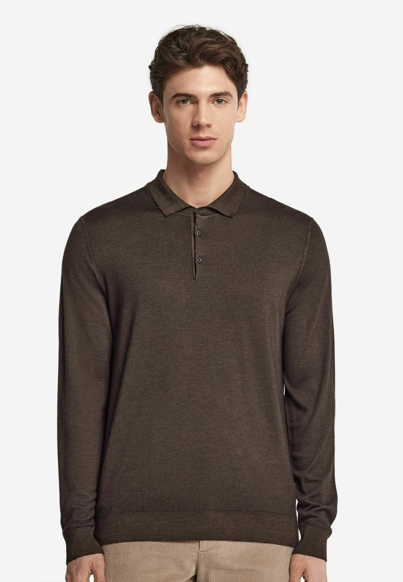 Brązowa koszulka polo z długim rękawem, z kołnierzykiem i plakatą z trzema guzikami. Miękka, gładka faktura z prążkowanymi mankietami i dołem.