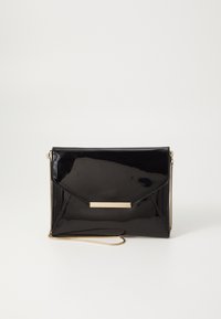 Černá lakovaná psaníčko s zlatým kováním a odnímatelným zlatým řetízkem, s elegantním obálkovým designem.