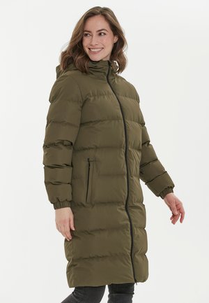 Doudoune verte olive avec capuche, fermeture éclair intégrale, poignets élastiques et deux poches latérales zippées. Texture matelassée et design arrivant au genou.