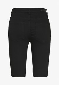 Černé džínové šortky s přiléhavým střihem, středně vysokým pasem a dvěma zadními kapsami. Vyrobené z elastického materiálu, lem je čistě ohrnutý.