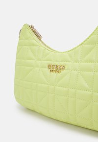 Guess ASSIA TOP ZIP SHOULDER BAG - Kézitáska - chartreuse