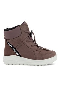 Stivaletti GORE-TEX in suede marrone, con tomaia testurizzata, punta rotonda, lacci sul davanti e suola in gomma bianca con accenti neri.