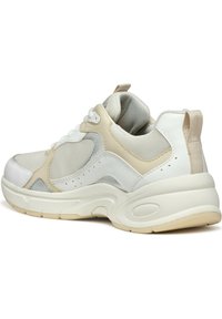 Sneaker sportivo con un design bianco e beige, realizzato in materiali in rete e pelle, dalla forma arrotondata e con dettagli testurizzati sui lati.