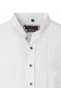 Weißes Leinenhemd mit Mandarin-Kragen, blauen Knöpfen und einer Brusttasche. Der Innenkragen zeigt einen bunten gemusterten Stoff.