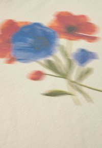 Bloemmotief stof met vervaagde blauwe en rode bloemen op een licht beige achtergrond. Gladde textuur met zachte, subtiele kleurovergangen.