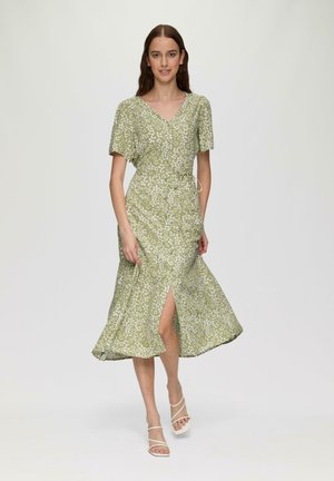 Grünblumiges Wickelkleid mit kurzen Ärmel, V-Ausschnitt, Taillengürtel und vorderem Schlitz. Glatter Stoff mit fließender Silhouette. Weißes Blumenmuster.