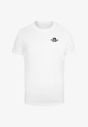 Valge puuvillane T-särk, millel on lühikesed varrukad ja ringkäik. Vasakule rinnaosale prinditud must tekst ütleb "Kõikide juur".