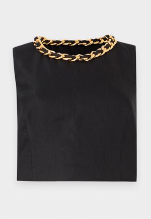Bluză neagră fără mâneci, cu umeri căptușiți și detaliu decorativ cu lanț auriu de-a lungul decolteului.