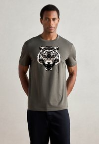 Antony Morato REGULAR FIT WITH MATT AND FLOCK - Tricou cu imprimeu - green