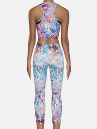 Kolorowy zestaw sportowy składający się z krótkiego topu i legginsów 3/4. Wykonany z gładkiej, elastycznej tkaniny z abstrakcyjnymi wzorami w kolorze niebieskim, fioletowym i pomarańczowym.