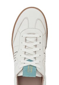 Sneaker bianco in pelle con lingua in suede azzurro chiaro, dettagli dorati, fori decorativi sui lati e suola in gomma marrone texturizzata.