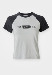 Grijze en zwarte t-shirt met korte mouwen, met een ronde hals, voorzien van een centraal logo en de tekst "1972" in het zwart op de voorkant.