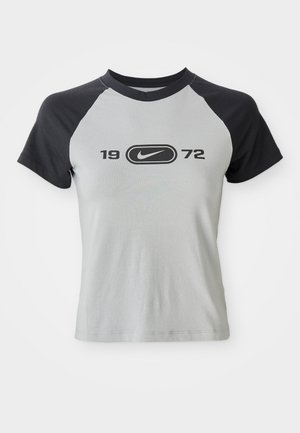 T-shirt corto a maniche corte grigio e nero, con scollo rotondo, dotato di un logo centrale e il testo "1972" in nero sul davanti.