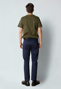 Clean Cut Copenhagen STABLE - Pamata T-krekls - army green