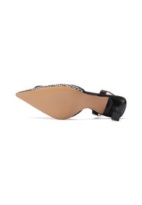Scarpa nera sintetica con tacco alto, punta affusolata, cinturino alla caviglia regolabile e suola beige testurizzata. Il design presenta dettagli della tomaia intrecciati.