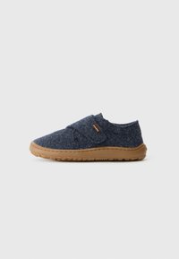 Námořnické plstěné slip-on boty s gumovou podrážkou, které mají suchý zip a zaoblenou špičku. Jednoduchý design bez výrazných vzorů nebo akcentů.