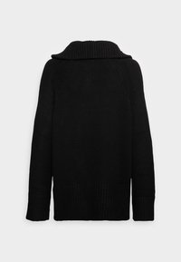 Svart långärmad stickad tröja med bred ribbad polokrage samt ribbade muddar och nederkant, visad bakifrån mot en enkel bakgrund.