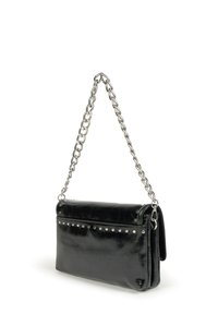Sac en faux cuir noir à bandoulière avec une chaîne en argent, accents cloutés sur le devant et une fermeture à rabat. Texture lisse et brillante.