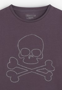 Camiseta de algodón morada con un brillante diseño de calavera y huesos cruzados en strass, con cuello redondo y mangas cortas.