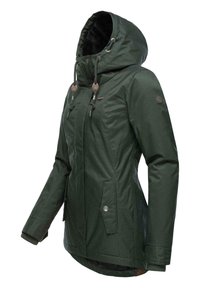 Giacca verde con cappuccio, dalla finitura texturizzata, dotata di corde regolabili, tasche laterali e un morbido rivestimento interno. Dettagli in metallo color argento.