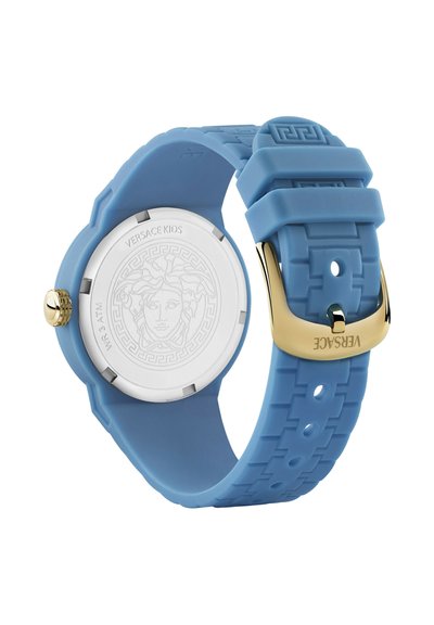 Orologio Versace Kids in silicone blu con logo Medusa inciso sul retro in argento, corona dorata e fibbia dorata con incisione del marchio.