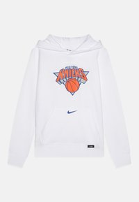 Bela kapuca z grafiko New York Knicks, v oranžni in modri barvi, sprednji žep in majhen modri logotip Nike na robu.