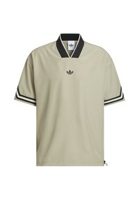 Svetlobéžový polotričko s krátkym rukávom, so čiernym golierom a pruhovanými akcentmi. Uprostred na hrudi čierne logo. Hladká textúra látky.