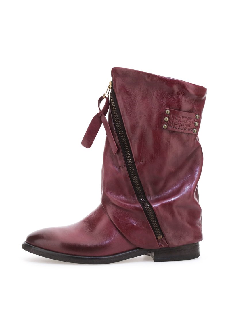 Bordo kožne gležnjače s opuštenim dizajnom, sa vidljivim zlatnim zatvaračem sa strane i malom tekstilnom oznakom s tekstom i zakovicama.