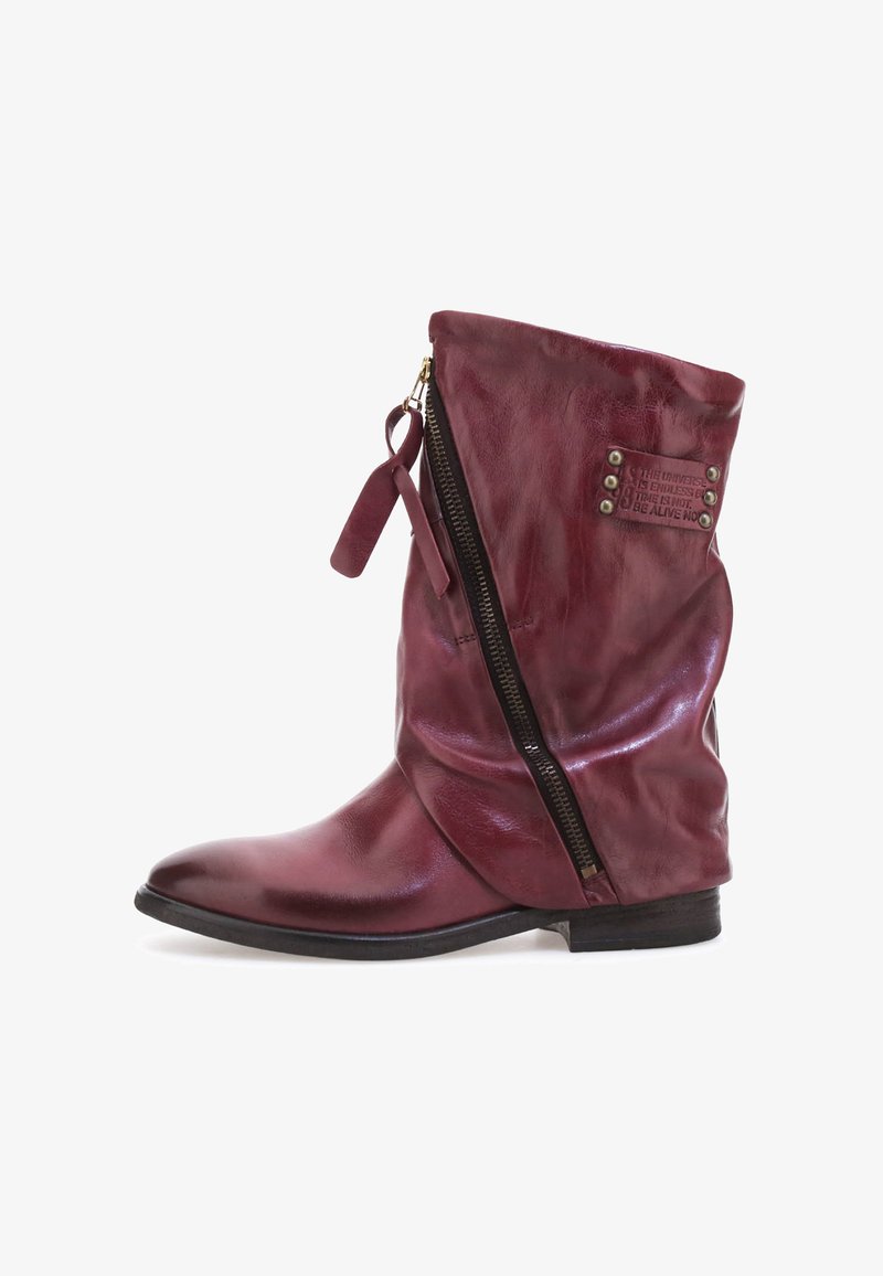 Bordowe skórzane botki za kostkę o swobodnym kroju, z odkrytym złotym zamkiem błyskawicznym z boku oraz małą metką z tkaniny, na której znajdują się napisy i ćwieki.