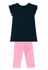 Camisa de algodón negra con mangas tipo farol y un escote redondo, combinada con leggins elásticos rosas, ambos en una tela suave y lisa.