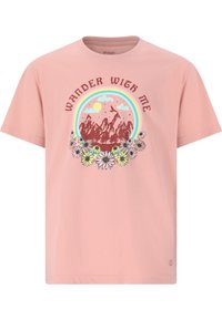 Lyserød bomulds t-shirt med rund halsudskæring, prydet med et grafisk design af bjerge, en regnbue og blomster, med teksten "Wander With Me."