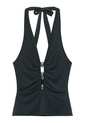 Černý halterový top s hlubokým výstřihem do V, třemi středovými stříbrnými oválnými knoflíky a uvazovanými látkovými šňůrkami na krku pro zavírání.
