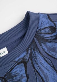 Niebieski sweter w kwiatowy wzór z prążkowanym okrągłym dekoltem. Miękka tkanina o gładkiej strukturze; wzór zdobią duże, ciemne kwiatowe nadruki.