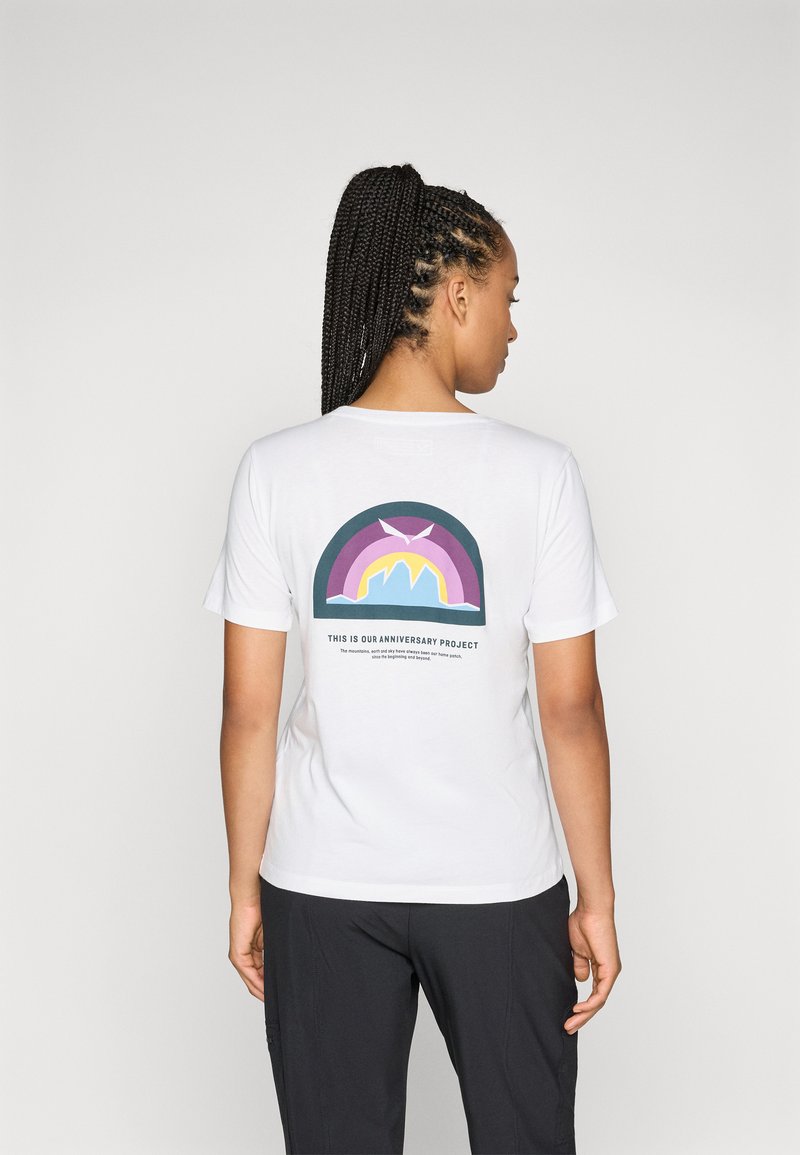 Weißes Baumwoll-T-Shirt mit einem mehrfarbigen Grafikdesign auf der Rückseite, mit Text und Formen in lila, gelb und blau.