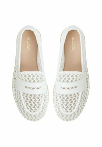 Witte loafers met een geweven patroon, synthetisch materiaal, vlakke rubberen zool en een gestructureerde band over de bovenkant. Merkenlogo zichtbaar aan de binnenkant.