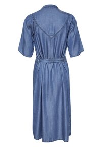 Robe midi en denim bleu avec manches courtes, taille ceinturée, empiècement dos avec couture en forme de V et fente latérale droite.