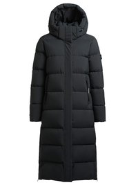 Long manteau matelassé noir avec capuche, fermeture éclair frontale et deux poches latérales zippées. Le tissu est lisse avec des sections matelassées pour l'isolation.