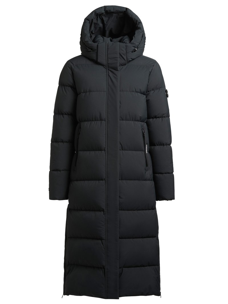 Long manteau matelassé noir avec capuche, fermeture éclair frontale et deux poches latérales zippées. Le tissu est lisse avec des sections matelassées pour l'isolation.