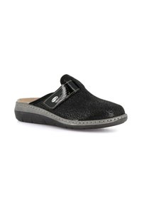 Scarpa nera senza lacci con upper testurizzato, accenti lucidi e una suola in gomma resistente con un leggero tacco. Cinturino in Velcro per la regolabilità.