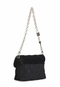 Borsa nera trapuntata con chiusura a patta, dotata di tracolla in catena argentata e dettaglio della serratura. Tessuto testurizzato con motivo geometrico.