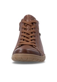 Chaussure décontractée en cuir marron avec semelle en caoutchouc beige, bout rond et lacets marron noués en motif croisé vue de face.
