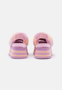 UGG Sandály na platformě - purple