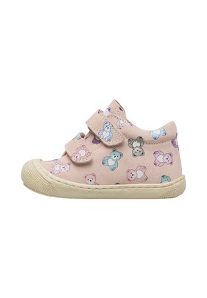 Scarpa per bambino rosa chiaro con stampe multicolori di orsacchiotti e due cinturini regolabili in velcro su sfondo bianco.